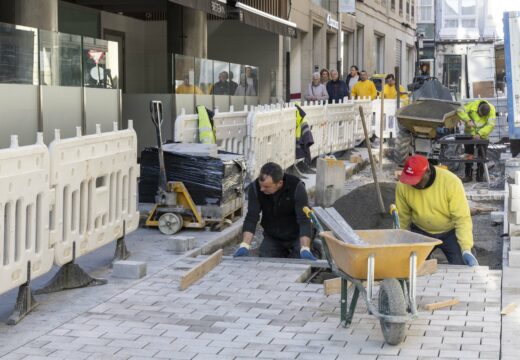 O Concello avanza nos traballos para reformar o pavimento da rúa Torreiro, onde se está a implantar un novo firme de granito para gañar en durabilidade